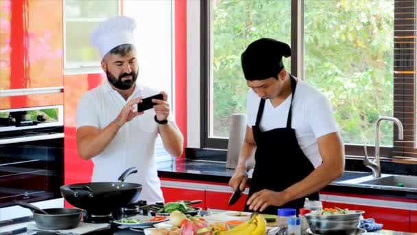 Colegas Trabajo Chefs Tailandeses Europeos Cocina Haciendo Comida Tailandesa Compartir — Vídeos de Stock