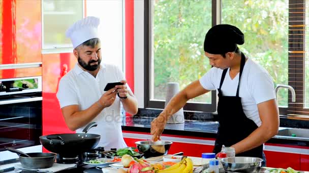Коллеги Работе Тайские Европейские Повара Кухне Готовящие Тайскую Еду Делиться — стоковое видео