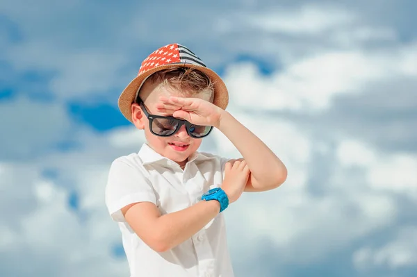 Szczegół portret na tle chmur: przystojny chłopiec ubrany w stałych jasnej koszuli okulary przeciwsłoneczne i kapelusz fedora. Przekroczył jego ramiona — Zdjęcie stockowe