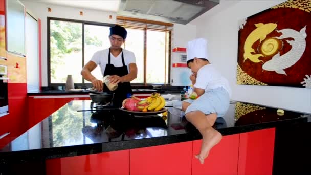 Privater Thailändischer Koch Kocht Sein Kleiner Sohn Mit Kochmütze Der — Stockvideo