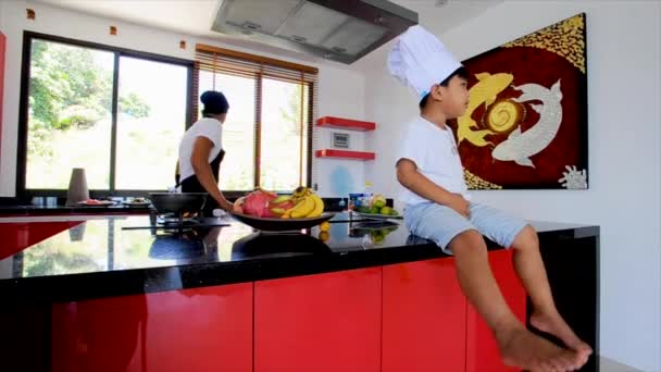 Koki Thailand Yang Memasak Putra Kecilnya Dengan Topi Koki Dekatnya — Stok Video