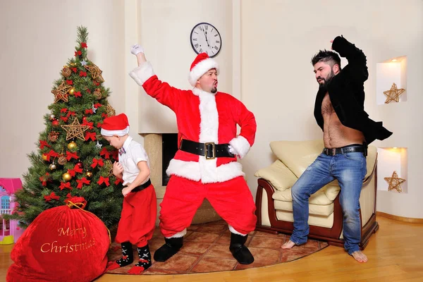 Choinka Torba Prezent Kominek Mężczyzn Ubranych Jak Santa Chłopiec Czerwone — Zdjęcie stockowe