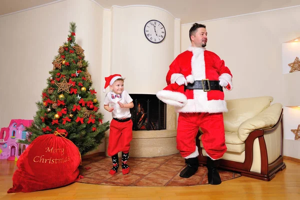 Bom Espírito Ano Novo Árvore Natal Saco Presente Lareira Homens — Fotografia de Stock