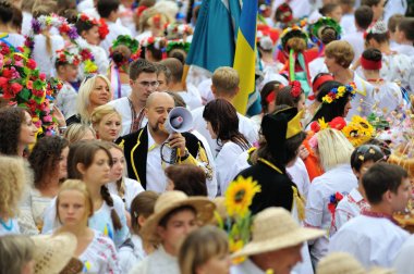 Kiev, Ukrayna - 24 Ağustos 2013: Mutlu insanlar içinde Ukrayna natio