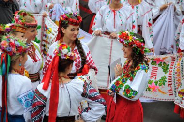 Kiev, Ukrayna - 24 Ağustos 2013: Mutlu insanlar içinde Ukrayna natio