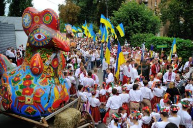 Kiev, Ukrayna - 24 Ağustos 2013: Mutlu insanlar içinde Ukrayna natio
