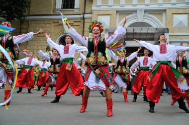 Kiev, Ukrayna - 24 Ağustos 2013: Mutlu insanlar içinde Ukrayna natio