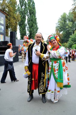 Kiev, Ukrayna - 24 Ağustos 2013: Mutlu insanlar içinde Ukrayna natio