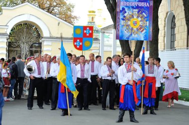 Kiev, Ukrayna - 24 Ağustos 2013: Mutlu insanlar içinde Ukrayna natio