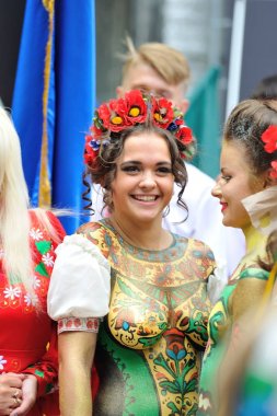 Kiev, Ukrayna - 24 Ağustos 2013: Mutlu insanlar içinde Ukrayna natio