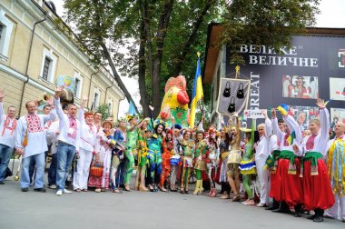 Kiev, Ukrayna - 24 Ağustos 2013: Mutlu insanlar içinde Ukrayna natio