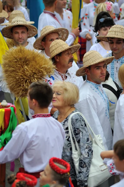 KIEV, UKRAINE - AUGUST 24, 2013: Happy people in Ukrainian natio — Stock Photo, Image