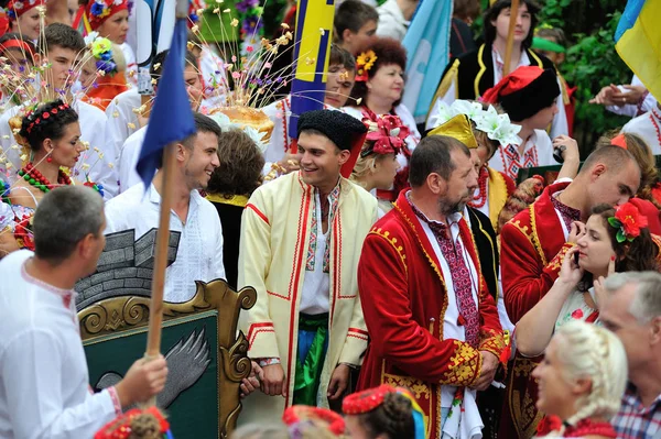 KIEV, UKRAINE - AUGUST 24, 2013: Happy people in Ukrainian natio — Stock Photo, Image