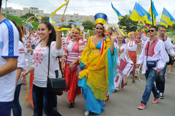 KIEV, UCRÂNIA - AGOSTO 24, 2013: Pessoas felizes em ucraniano natio — Fotografia de Stock