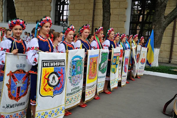 Kyjev, Ukrajina - 24. srpna 2013: Šťastní lidé v ukrajinských natio — Stock fotografie