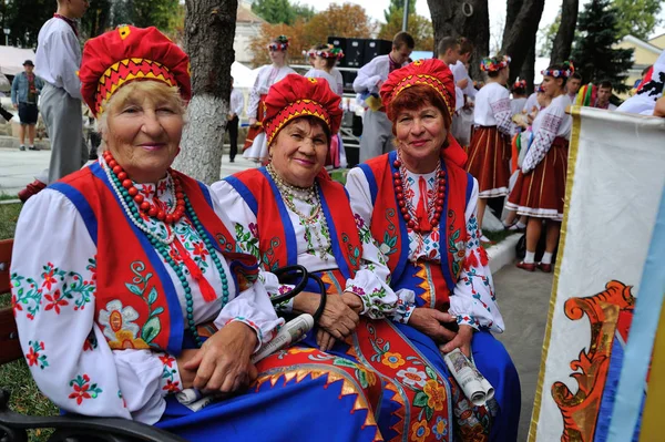 KIEV, UCRÂNIA - AGOSTO 24, 2013: Pessoas felizes em ucraniano natio — Fotografia de Stock