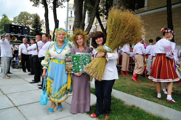 KIEV, UKRAINE - 24 AOÛT 2013 : Des gens heureux en ukrainien natio — Photo