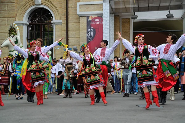 KIEV, UKRAINE - AUGUST 24, 2013: Happy people in Ukrainian natio — Stock Photo, Image