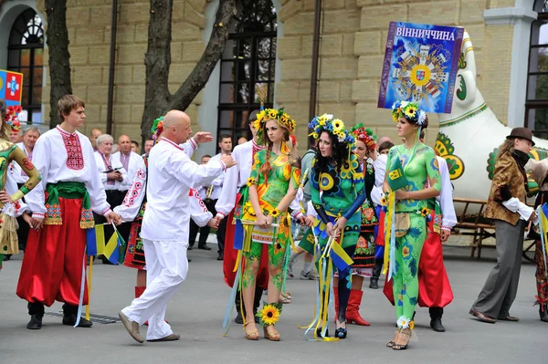 KIEV, UKRAINE - 24 AOÛT 2013 : Des gens heureux en ukrainien natio — Photo