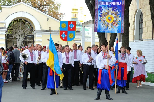 Kiev, Ukrayna - 24 Ağustos 2013: Mutlu insanlar içinde Ukrayna natio