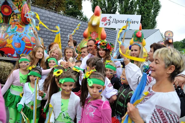 Kijów, Ukraina - sierpień 24, 2013: Szczęśliwych ludzi w ukraiński natio — Zdjęcie stockowe