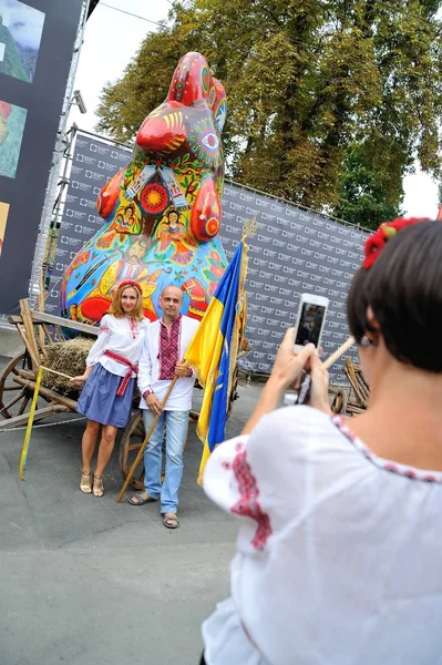 Kiev, ukraine - 24. august 2013: glückliche menschen in der ukrainischen natio — Stockfoto