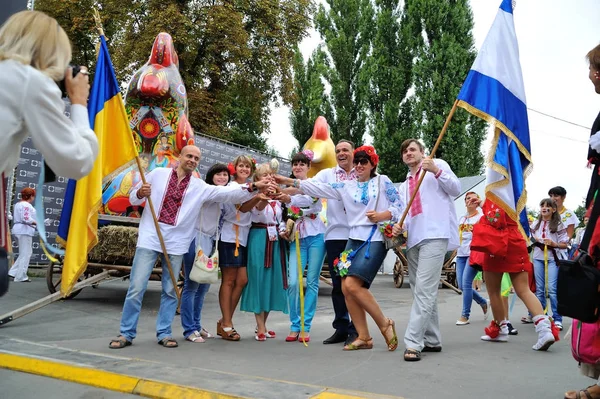 KIEV, UCRÂNIA - AGOSTO 24, 2013: Pessoas felizes em ucraniano natio — Fotografia de Stock