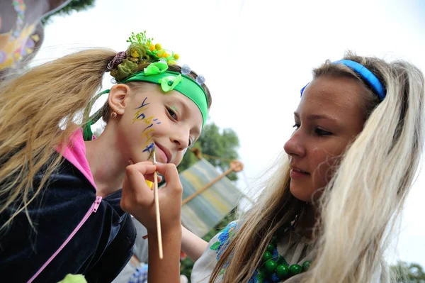 Κίεβο, Ουκρανία - Αυγούστου 24, 2013: Ευτυχισμένοι άνθρωποι στην ουκρανική στον — Φωτογραφία Αρχείου