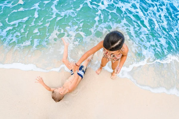 Dwoje dzieci zabawy na słonecznej plaży tropikalnych — Zdjęcie stockowe