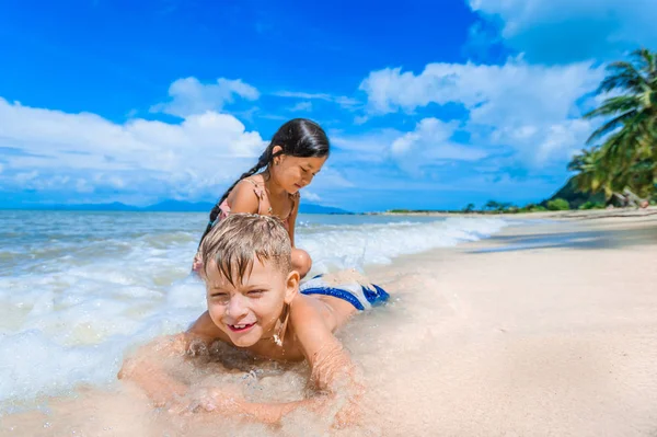 Dwoje dzieci zabawy na słonecznej plaży tropikalnych — Zdjęcie stockowe