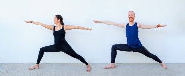 Yoga öğrenciler farklı yoga pozlar gösterilen 