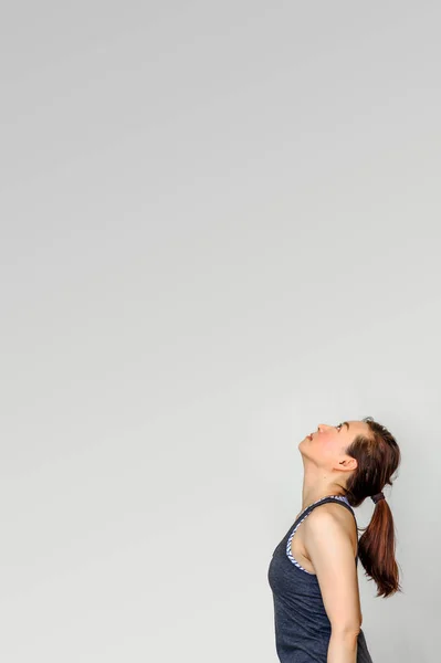 Boşaltmak kavramı. Yoga öğrenciler farklı yoga pozlar gösterilen — Stok fotoğraf