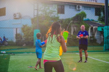 Koh Samui, Tayland - 12 Nisan 2018: Songkran futbol partisi - Tay Yeni yıl festivalde bir futbol sahası. Çocuklar, veliler ve antrenörler birlikte kutluyor. Su silah ve eğlenceli