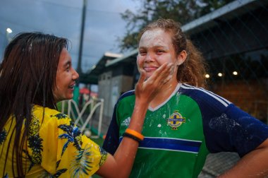 Koh Samui, Tayland - 12 Nisan 2018: Songkran futbol partisi - Tay Yeni yıl festivalde bir futbol sahası. Çocuklar, veliler ve antrenörler birlikte kutluyor. Su silah ve eğlenceli