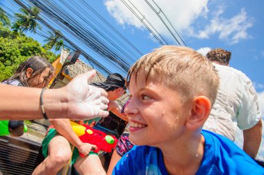 Koh Samui, Tayland - 13 Nisan 2018: Songkran parti - Tay dili 