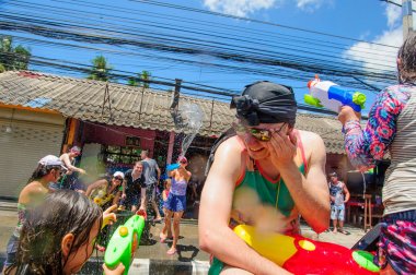 Koh Samui, Tayland - 13 Nisan 2018: Songkran parti - Tay dili 