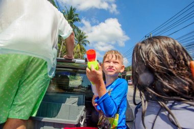 Koh Samui, Tayland - 13 Nisan 2018: Songkran parti - Tay dili 
