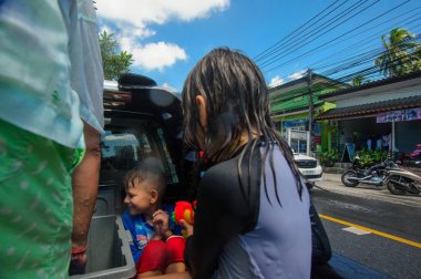 Koh Samui, Tayland - 13 Nisan 2018: Songkran parti - Tay dili 