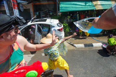 Koh Samui, Tayland - 13 Nisan 2018: Songkran parti - Tay dili 