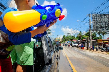 Koh Samui, Tayland - 13 Nisan 2018: Songkran parti - Tay dili 