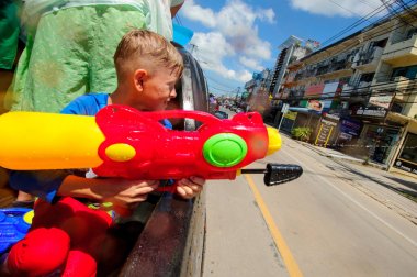 Koh Samui, Tayland - 13 Nisan 2018: Songkran parti - Tay dili 