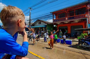 Koh Samui, Tayland - 13 Nisan 2018: Songkran parti - Tay dili 