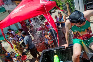 Koh Samui, Tayland - 13 Nisan 2018: Songkran parti - Tay dili 