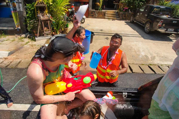 Koh Samui, Tailândia - 13 de abril de 2018: Songkran Party - o tailandês — Fotografia de Stock