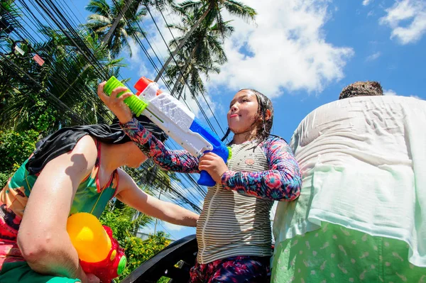 Koh Samui, Tayland - 13 Nisan 2018: Songkran parti - Tay dili 