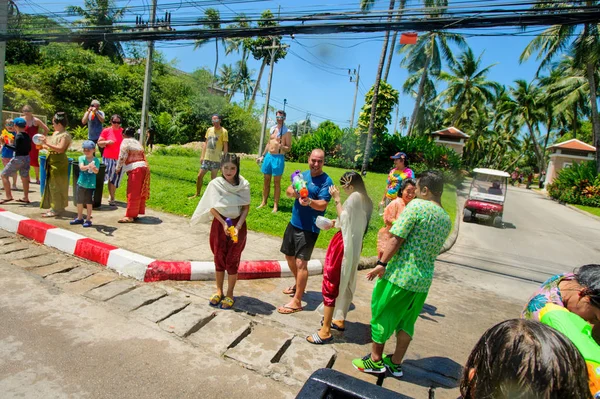 Ко Самуи, Таиланд - 13 апреля 2018 года: Songkran Party - the Thai — стоковое фото