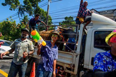 Koh Samui, Tayland - 13 Nisan 2018: Songkran parti - Tay dili 