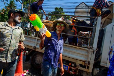 Koh Samui, Tayland - 13 Nisan 2018: Songkran parti - Tay dili 