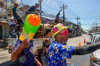 Koh Samui, Tayland - 13 Nisan 2018: Songkran parti - Tay dili 