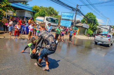 Koh Samui, Tayland - 13 Nisan 2018: Songkran parti - Tay dili 
